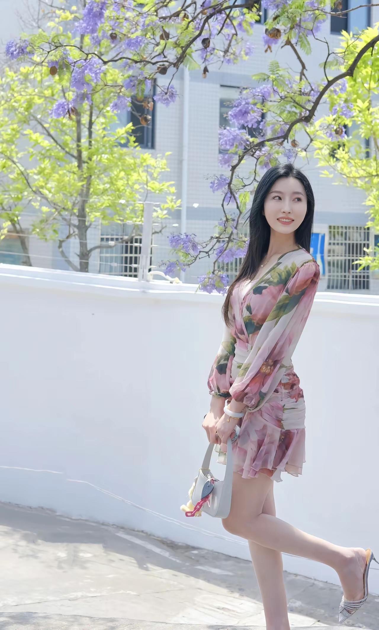 春日穿搭指南🌸 粉色连衣裙搭配白色手提包，清新又甜美！分享女神级美照