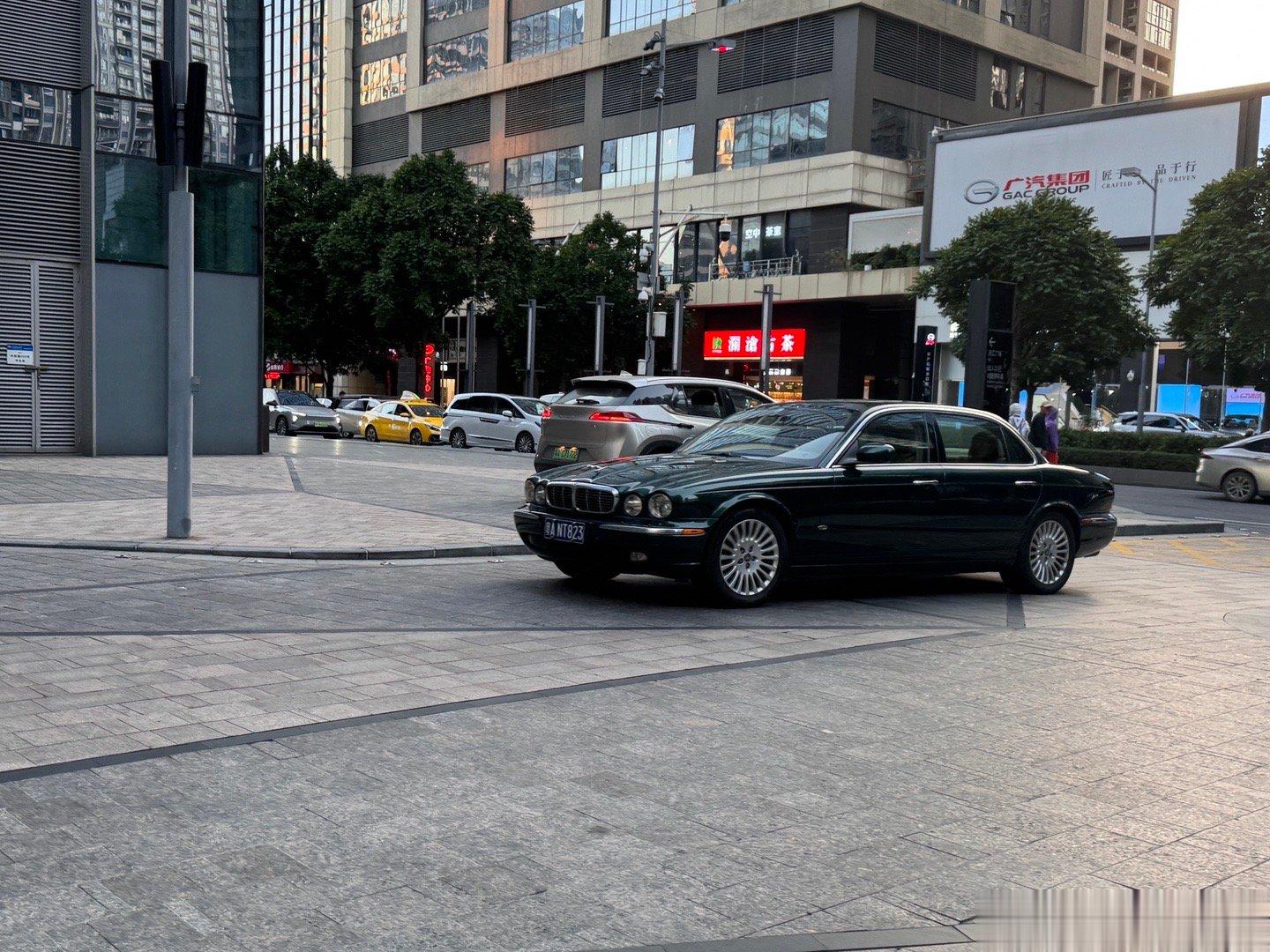 满满的老钱味道[舔屏]连牌照也是一手车牌，看来这老钱挺念旧[污]还是千禧年左右的