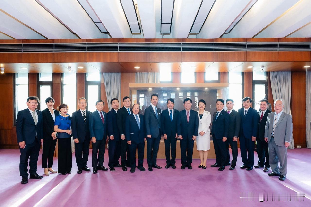 日本前防卫大臣去台湾了
他就是小野寺五典
带着前法务部长等四五名议员
以日本战略