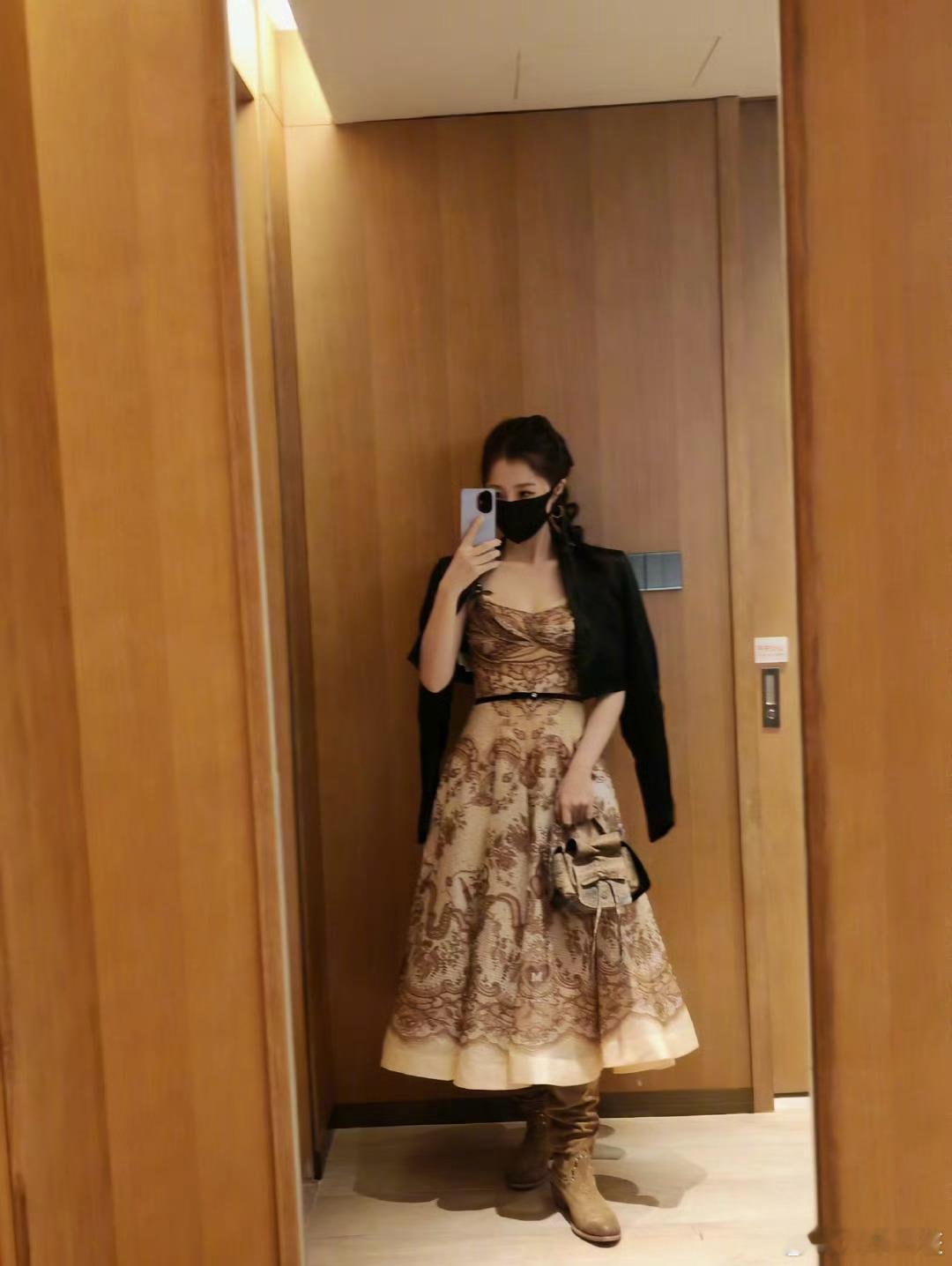 虞书欣团综300拍摄作品 镜头下的每个瞬间都凝固成唯美的画面，如同故事中的每个角