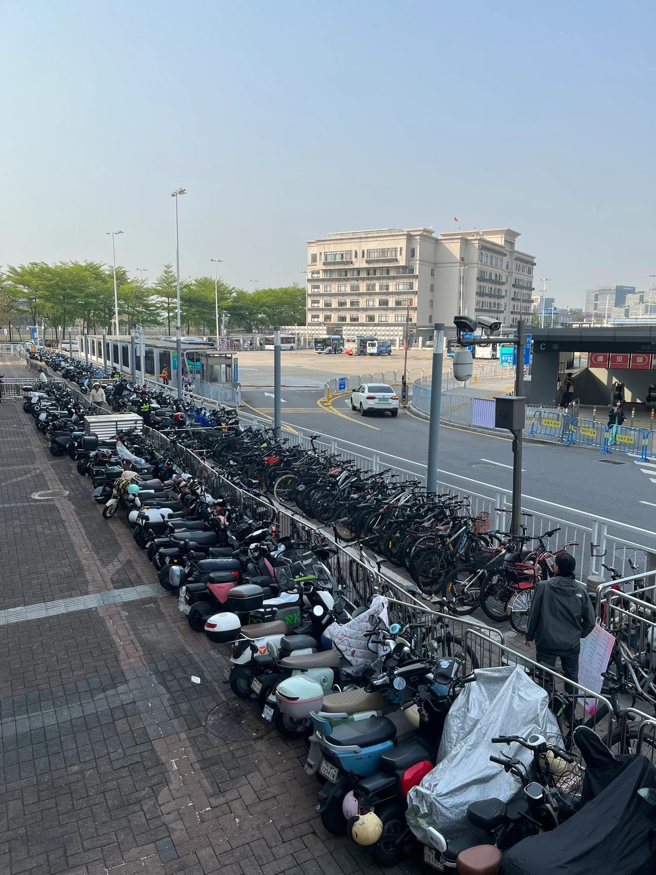 停在福田口岸西广场的电动车、自行车要被清理了。今晚实施，请相互转告！