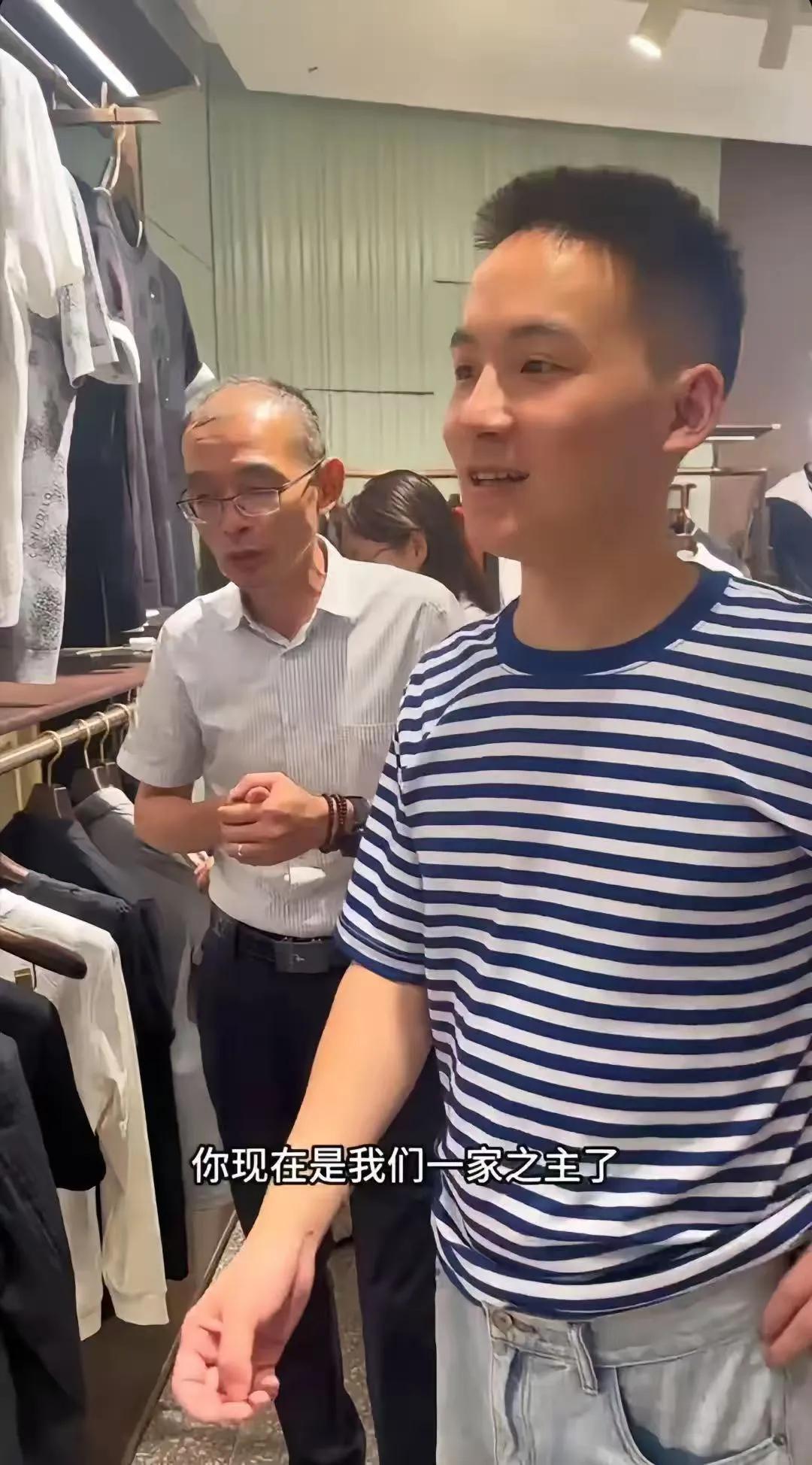 谢岳喜极而泣，谢浩男成为“一家之主”

在父亲节钱谢岳和大女儿早早就来到了谢浩男