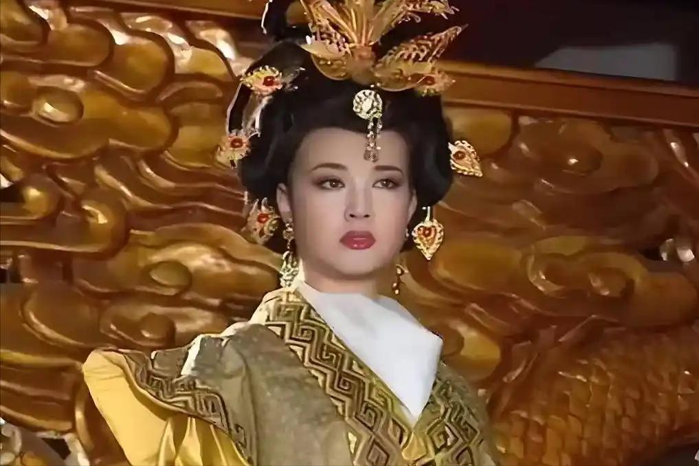 公元705年正月，武则天还在昏睡，一群甲士破门而入，手起刀落，两颗人头滚落在她榻