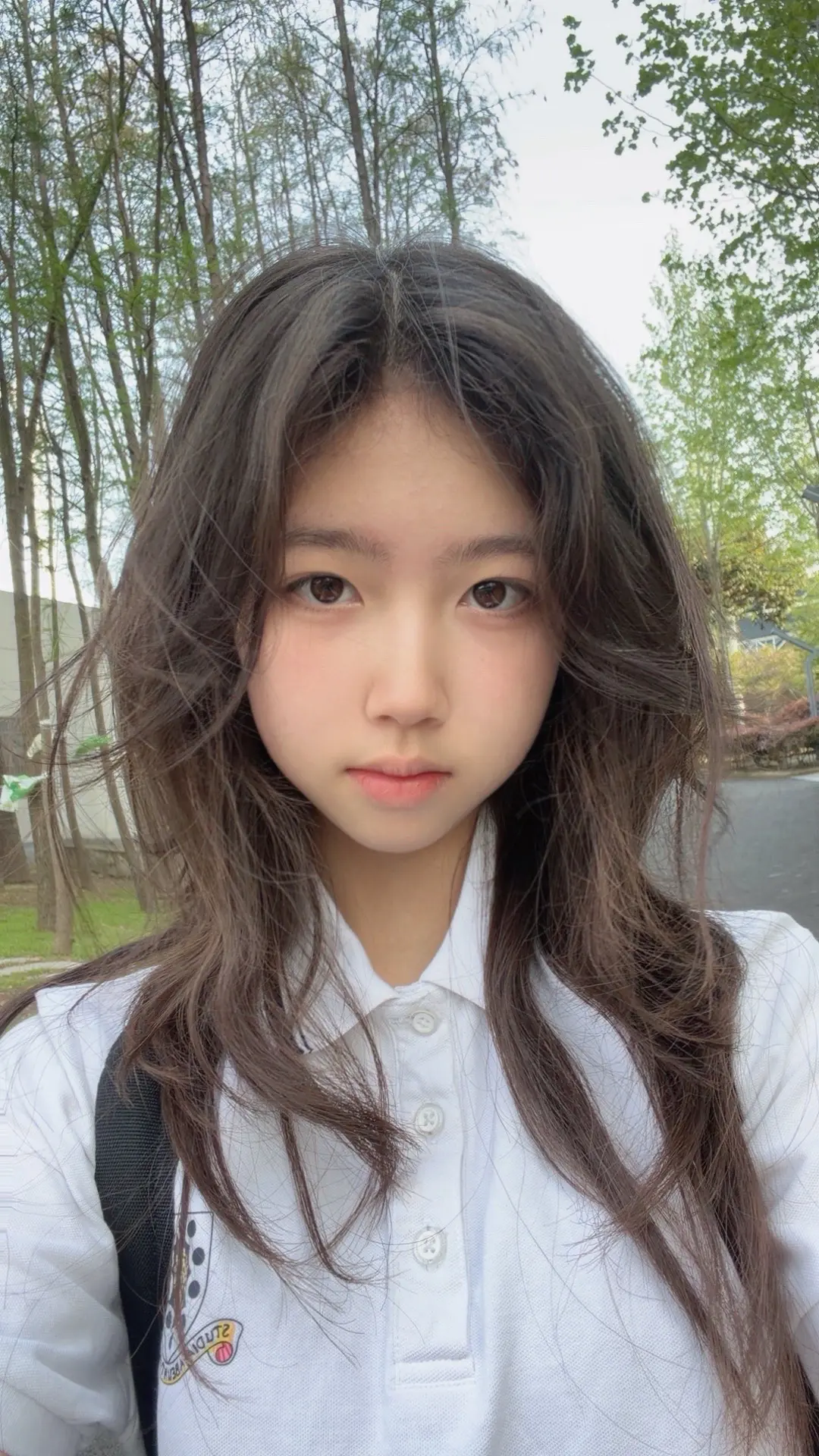她就像是百合花。