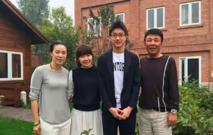 王楠儿子发育过猛！14岁身高竟然就近1米8，可惜颜值不像妈 