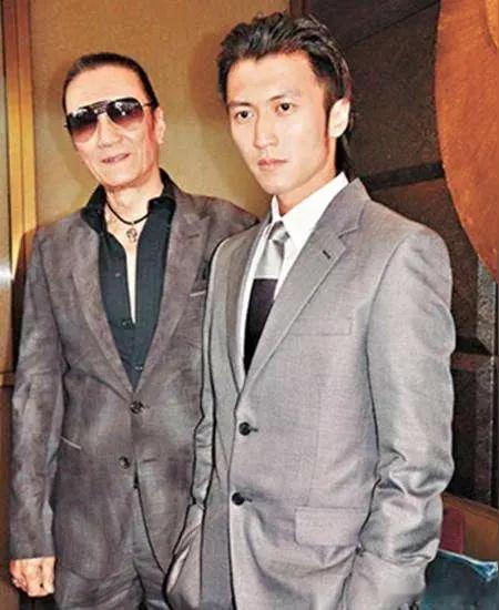 众星送别谢贤：半生港圈风骨，一生江湖情义港圈传奇影人谢贤离世，为纵横影坛七十余载