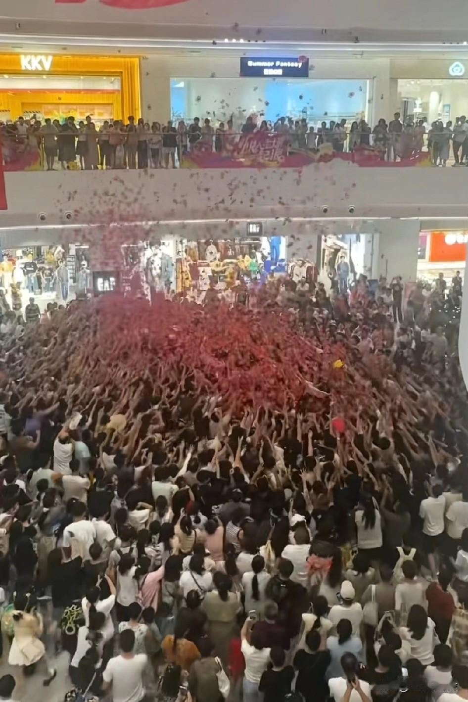 有点像地狱绘景，出现踩踏事件的话，主办方就头大了，这种贪小便宜活动尽量不要办了