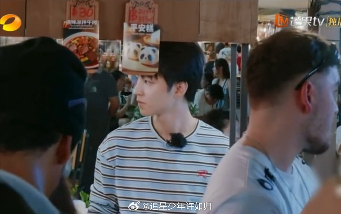 王俊凯是块砖哪里需要往哪里搬还有什么是王俊凯做不好的 摆摊现场王俊凯的手基本没停