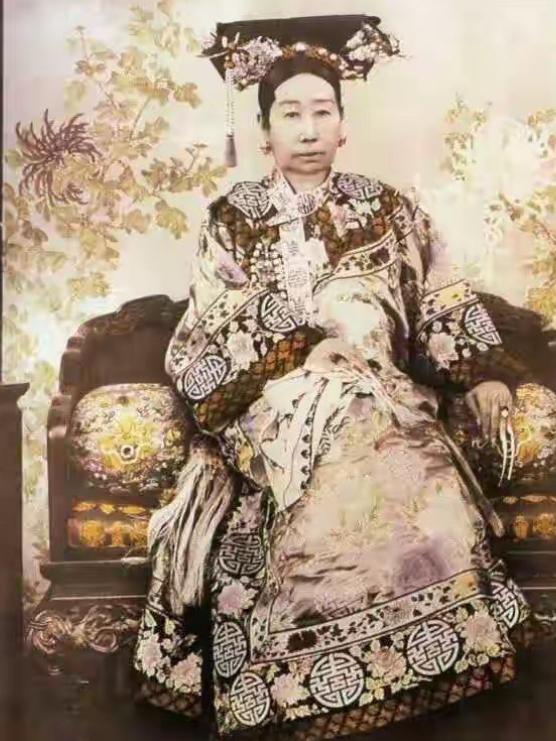 1900年八国联军兵临城下，北京城乱成一锅粥。平日里在紫禁城里吃满汉全席的慈禧太