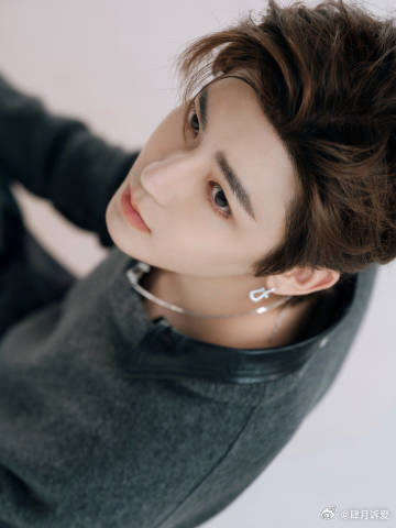 侯明昊 侯明昊的帅就像一首动听的歌曲，旋律优美又让人陶醉。他的每一个瞬间都充满了