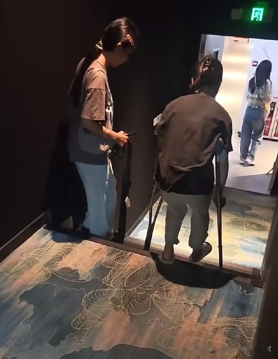 即便拄着双拐，也要奔赴影院支持周星驰
 
广州影院里拍下的一幕看完心里又暖又触动