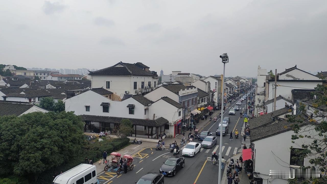 从城门向东走，在东中市、西中市路段，留存很多古老民国建筑，漫步在街头，仿佛穿越到