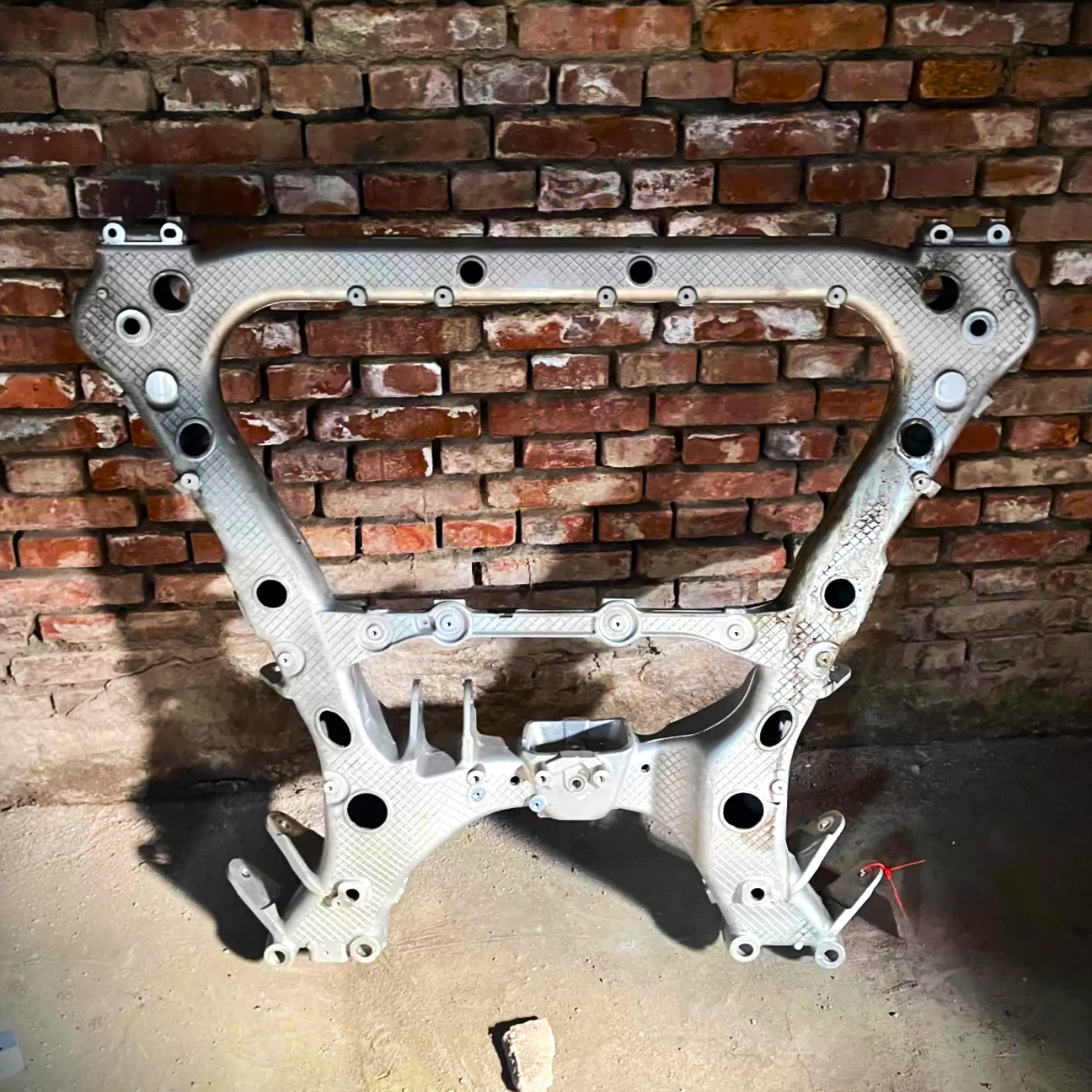 低压铸造：1、用的A356.2材料成熟便宜；2、能做出不等截面的梁结构；3、反重