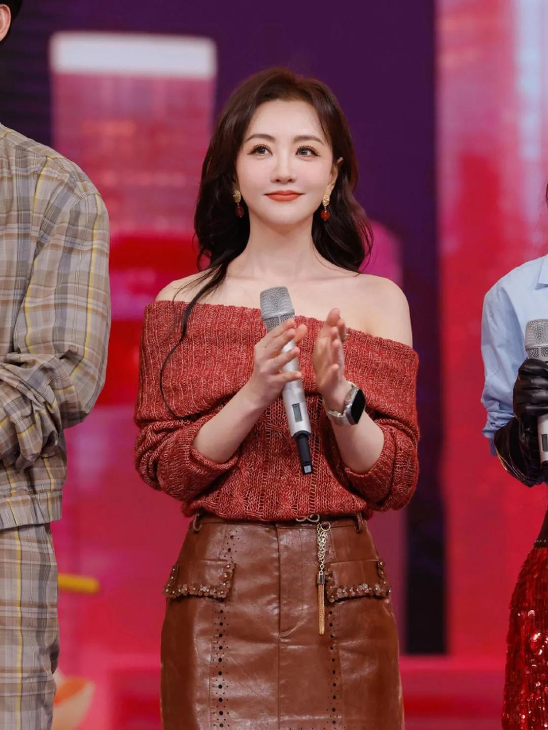 被杨蓉这套穿搭狠狠圈粉！
酒红针织衫+棕色皮裙，颜色温暖又显白，一字肩藏住拜拜肉