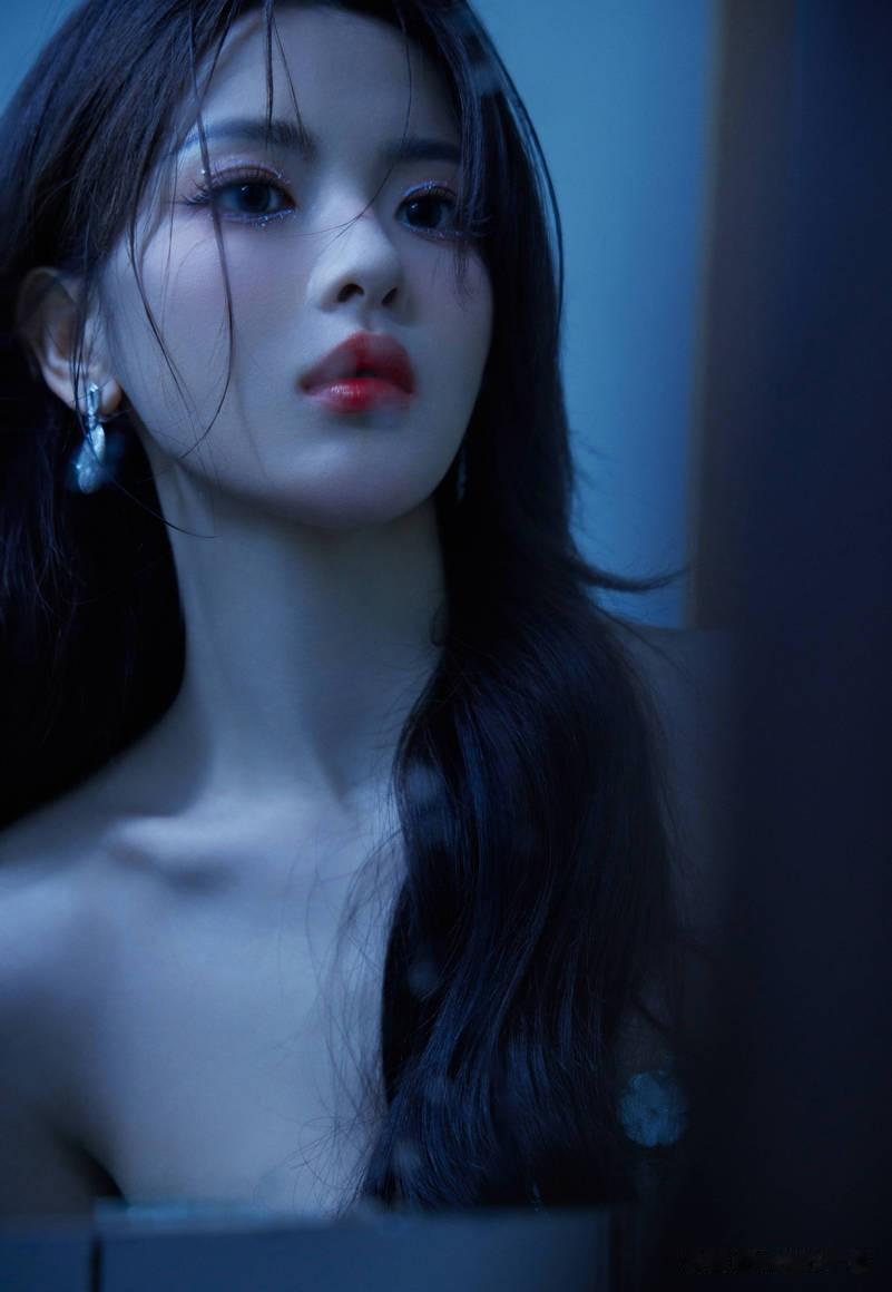杨超越参加活动盛典，身着蓝色亮片裙，精致的妆容像深海美人鱼一样美丽。
杨超越身穿