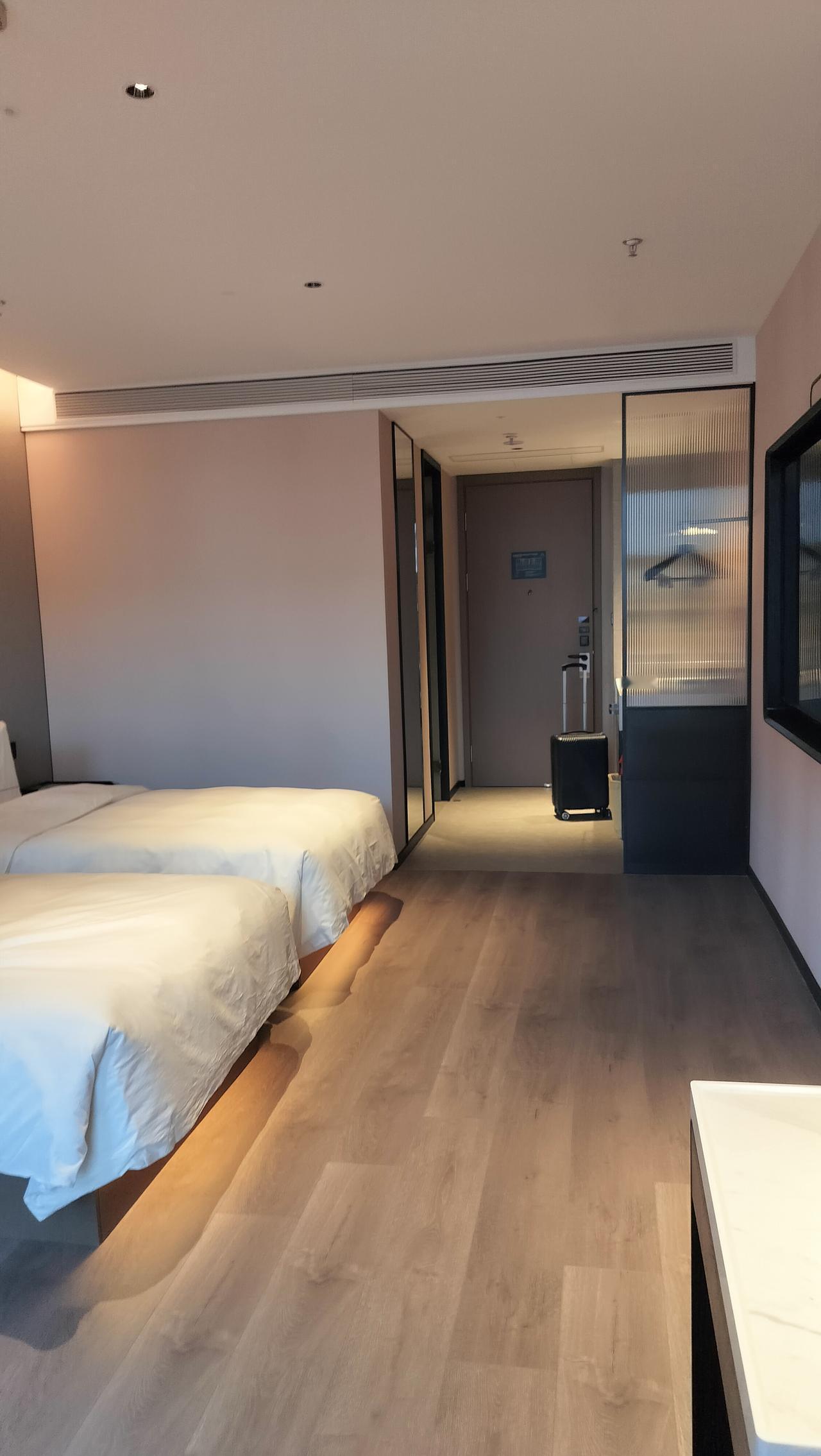 外甥女来杭州旅游，我叫她住儿子儿媳家，她直接入住酒店。让我伤心难过。
     