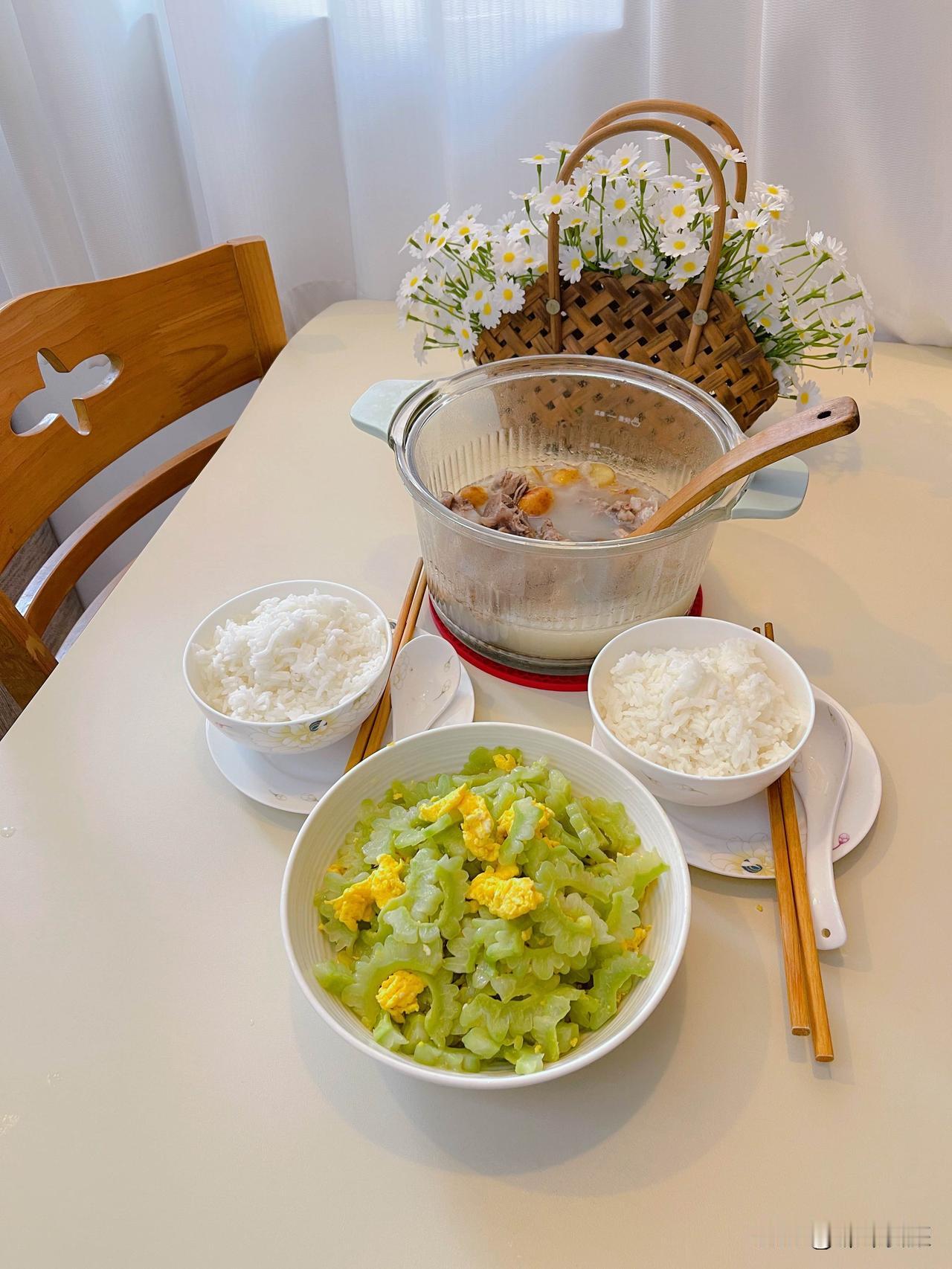 午餐：苦瓜炒鸡蛋，黄皮排骨汤。