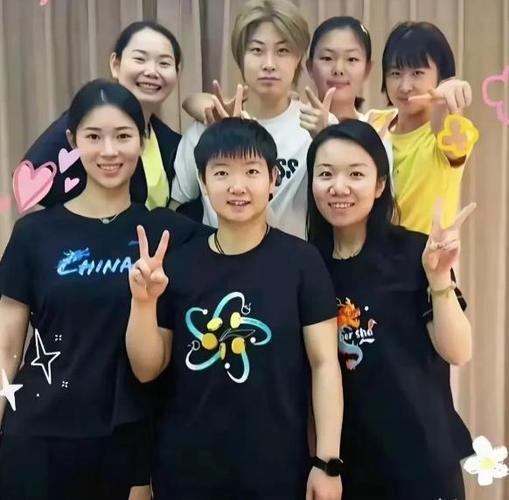这张亮眼的7人合照，我只认出了颜若舜华的王添艺，明眸灿亮的孙颖莎，笑容灿烂的何卓