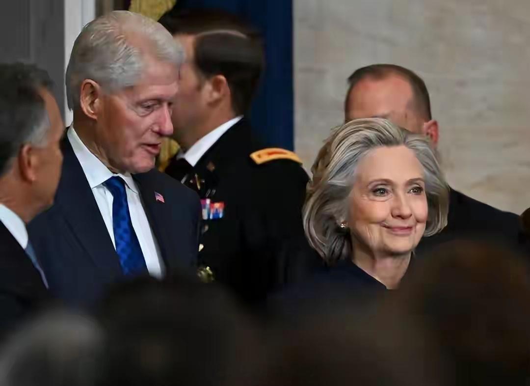 克林顿夫妇将配合爱泼斯坦案调查“爱泼斯坦案”就是一面“照妖镜”，照出了数个“总统