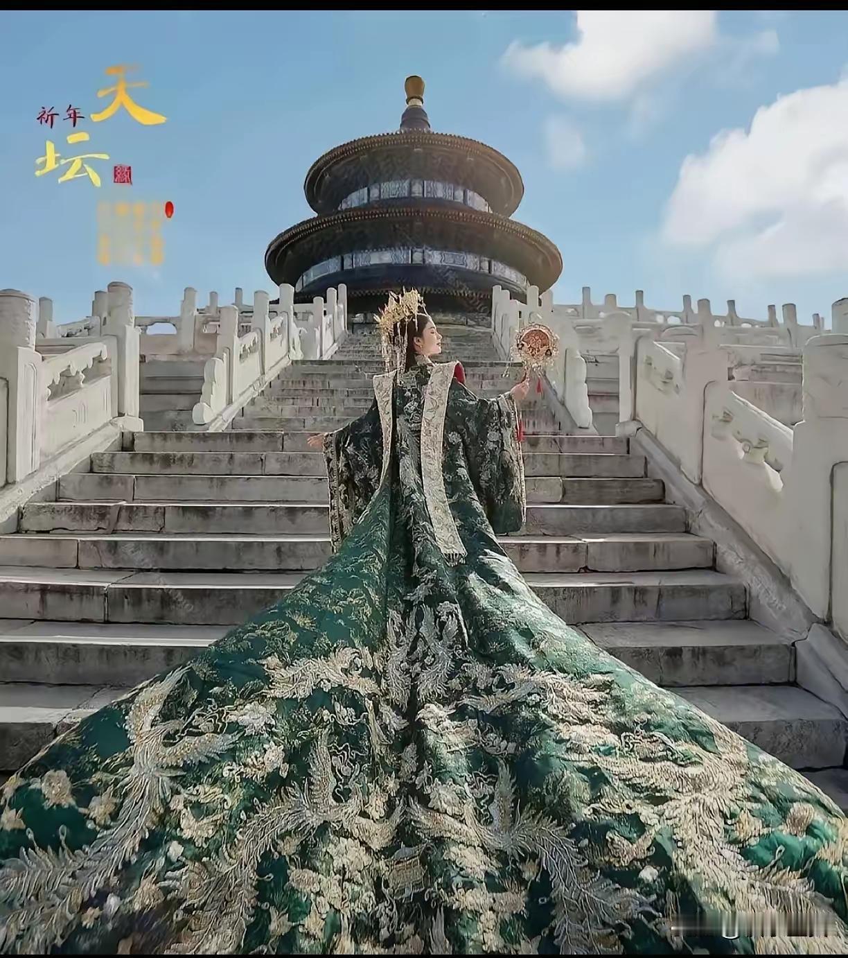 天坛这一手拉偏架，玩得是真溜。
​说是怕挡路，反手就把明制汉服摊全给拆了。
​扭