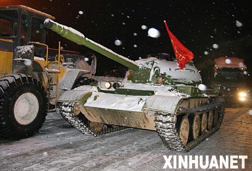 发一些老图，2008年南方冰冻灾害期间，广州军区的装甲部队出动62轻坦，63装输