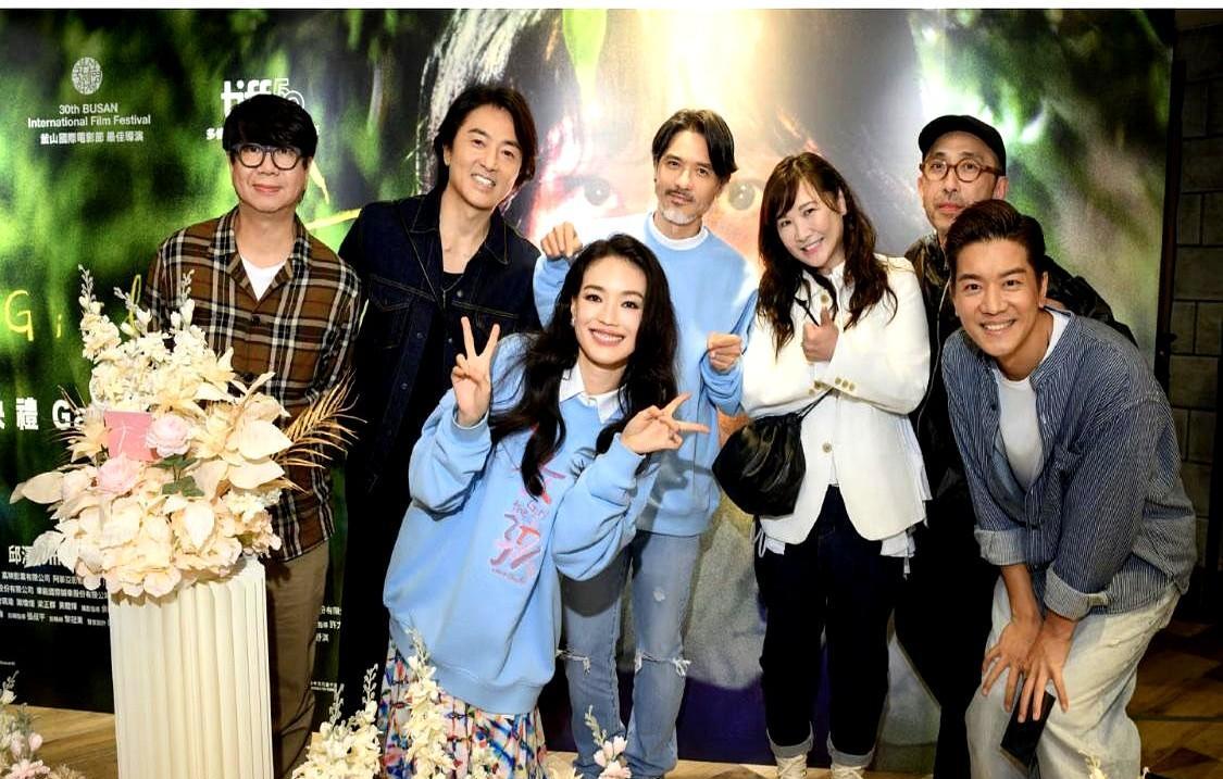 57岁的郑伊健，每天骑30公里追老婆减肥；47岁的舒淇，晚上十点准时关机，不跟手