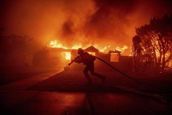 加州山火……又双叒叕宣传消防员救猫了？
 
美国这宣传套路真就是连改都不想改一下