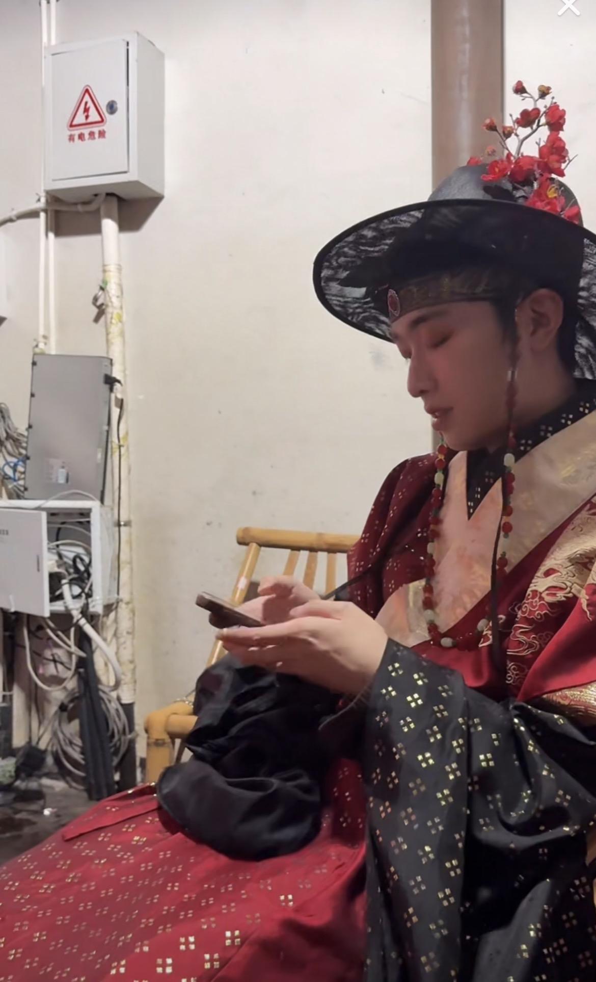 小黄鱼下班变躺平鱼！原来那个小黄鱼贴贴帘子里面这么简陋

葛仙山NPC小黄鱼下班