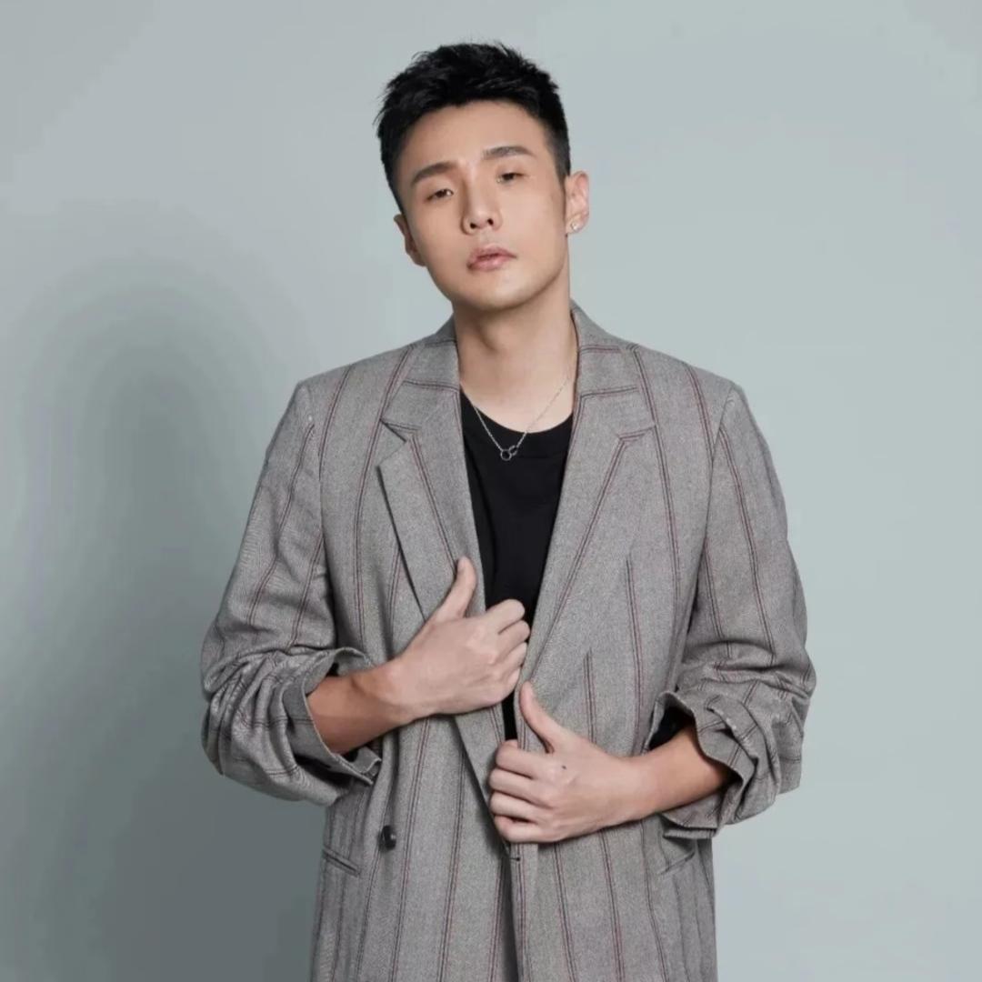 刚去查了一下
才明白为什么李荣浩连发4条微博 
不是因为他不讲情面，也不是因为他