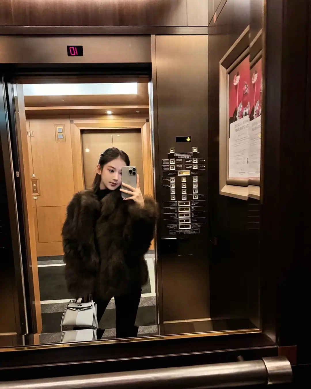 女孩子们总是在年轻的时候追寻女人味，身上就会有种稚子天真感和雄性荷尔蒙...