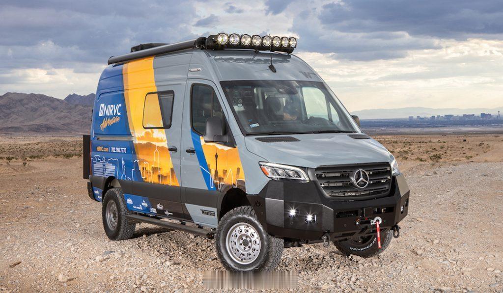 车顶探照灯真帅，我高低得来一套汽车改装 奔驰凌特