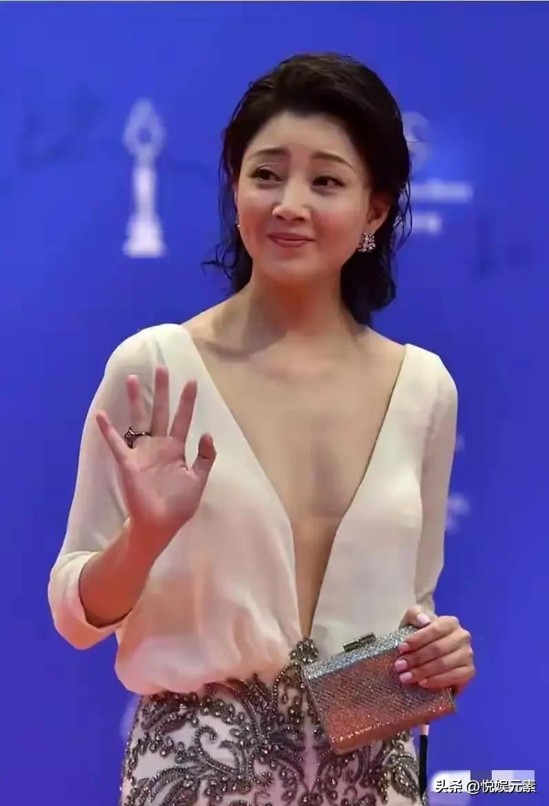 就殷桃这身材真是娱乐圈的天花板了，却至今未婚。

要么是太优秀，男人们觉得可望不