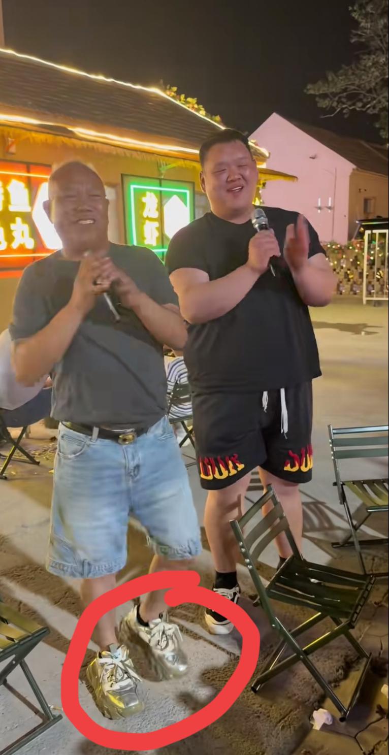 沛县团队小辫哥，真是个大冤种，花了12000元买的巴黎世家老爹鞋，穿着感觉也太丑