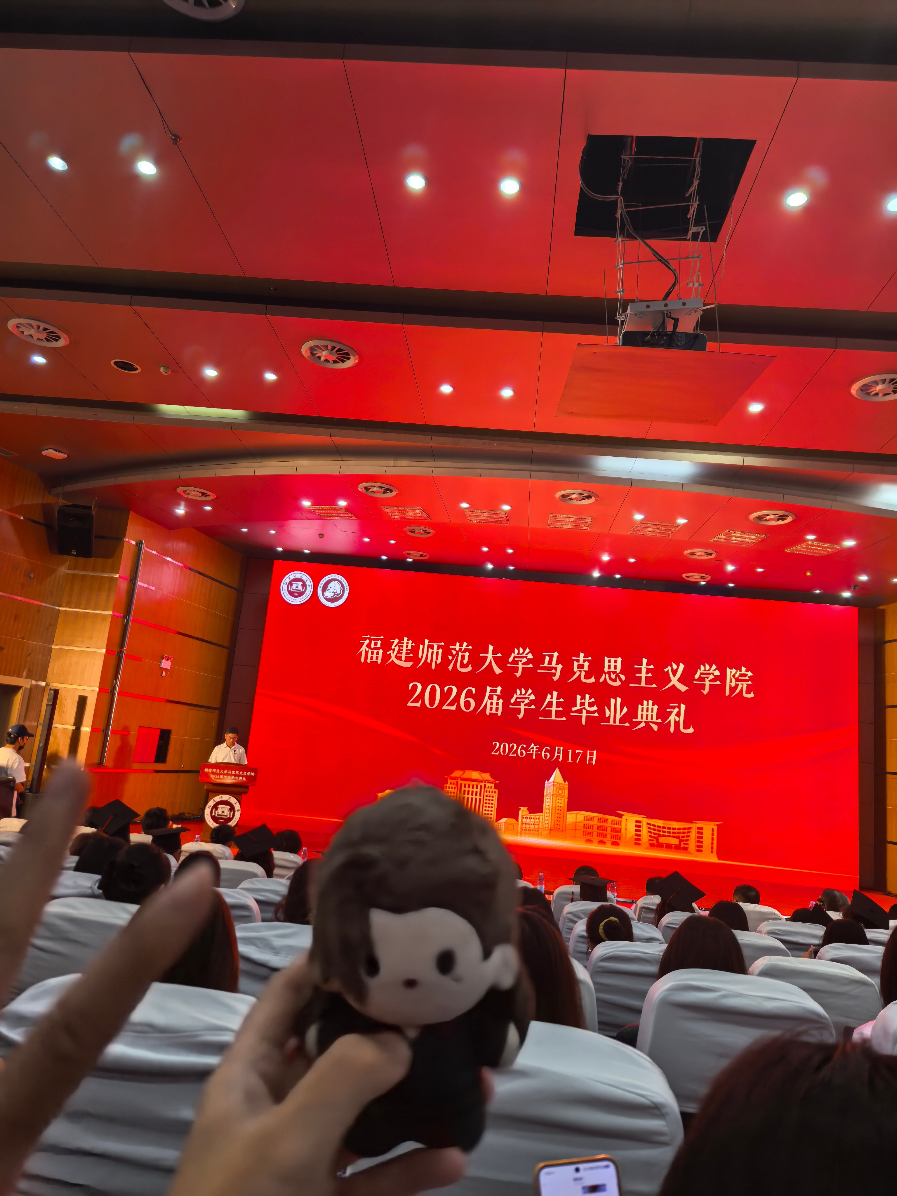 小河勇闯毕业会场2.0忘记给它安排学士服了555 
