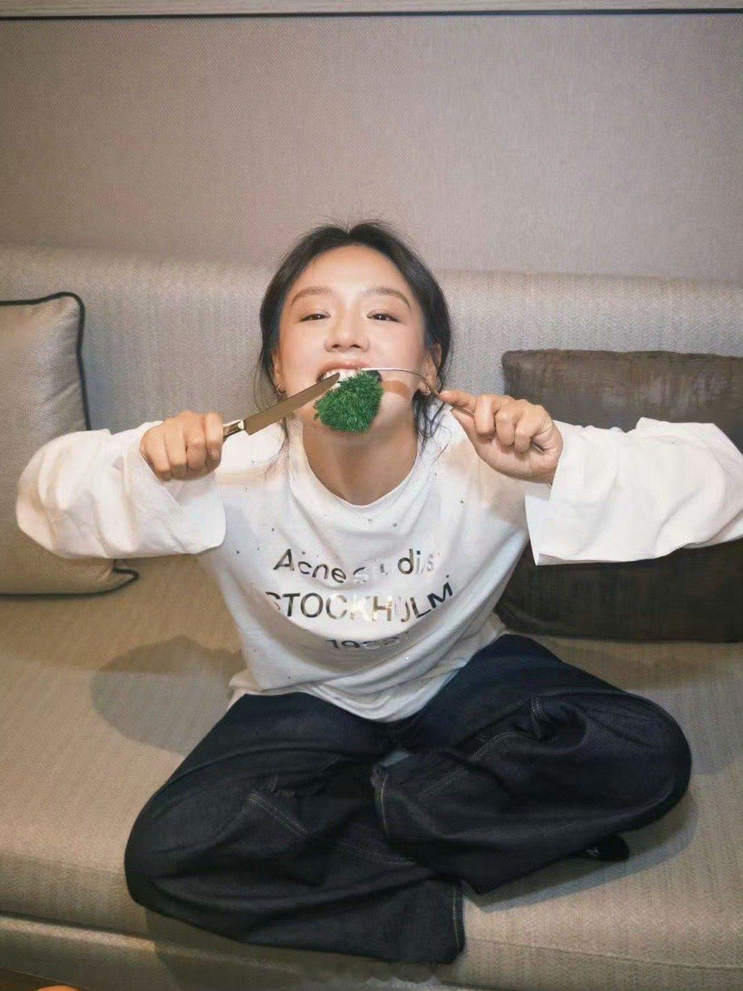 马思纯顶着漂亮的脸玩抽象 马思纯是花絮喜剧人实锤！明明长着精致电影脸，却把相机、