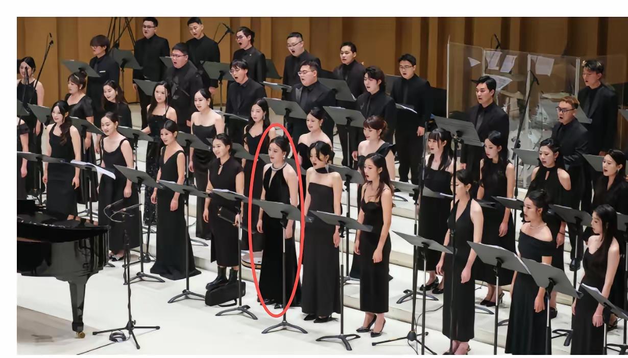 什么叫死鸭子嘴硬呢？成都锦鲤合唱团的吴某某就表演出了这么一出闹剧。
明明是演出完
