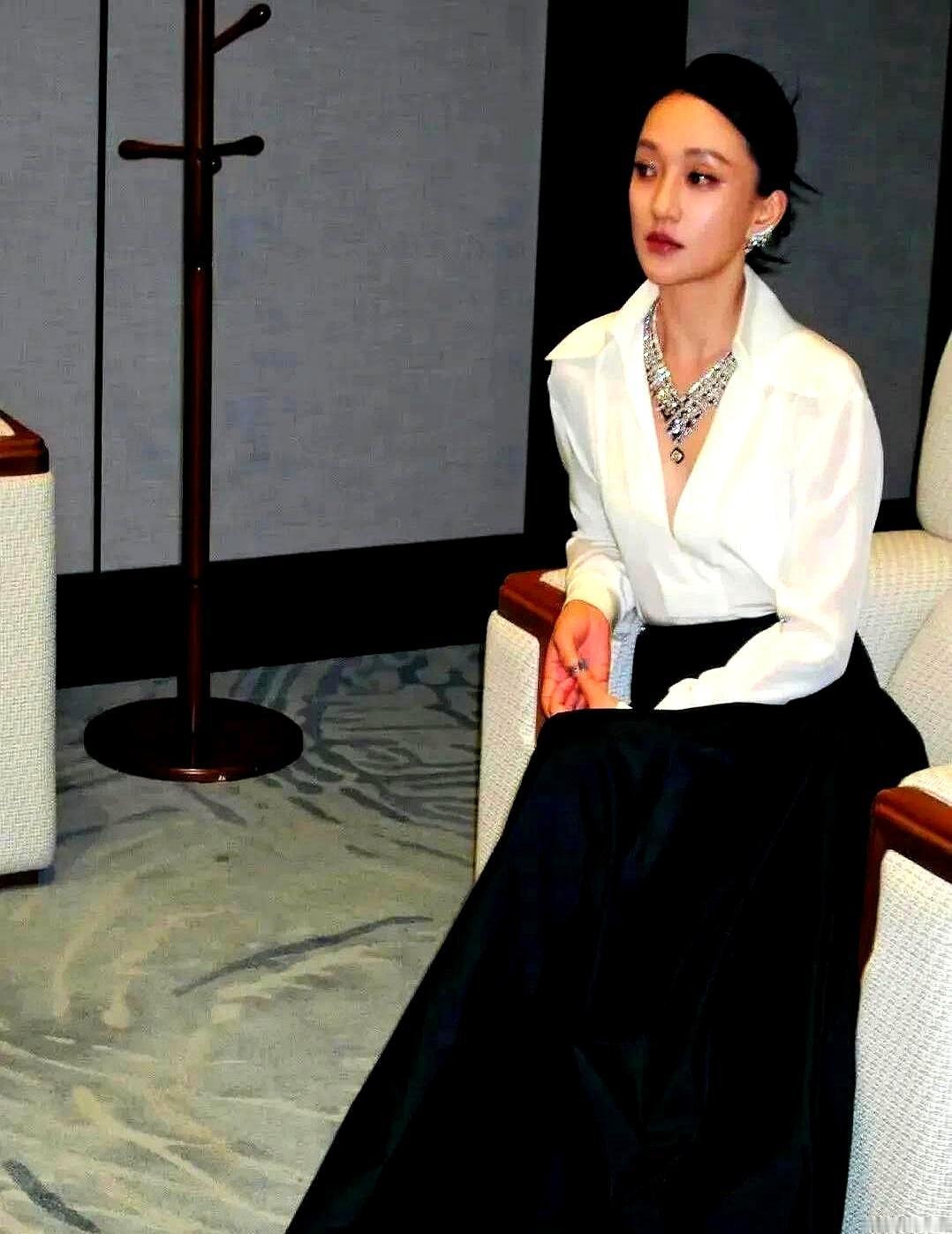 周迅又把全黑穿活了。
 

她干脆就把脸上的粉底抹去一半，让光直接打在皱纹上，还