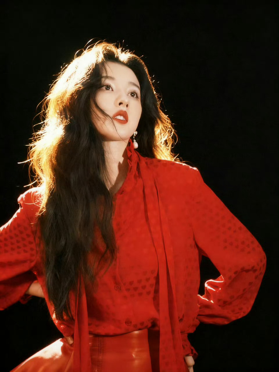 宋祖儿 雪地玫瑰妆宋祖儿这次挺好看的    红艳美丽  [偷乐][偷乐]表现力在