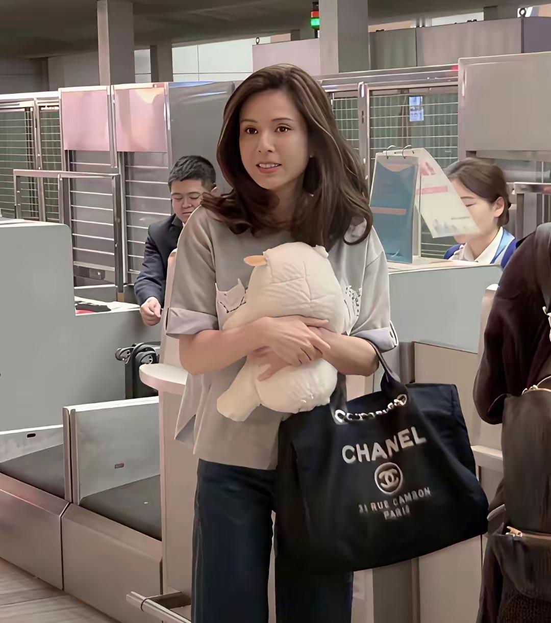 以李若彤这种年轻态，带着女儿也一样能找个好男人！经常有人拿刘亦菲跟她做比较，其实