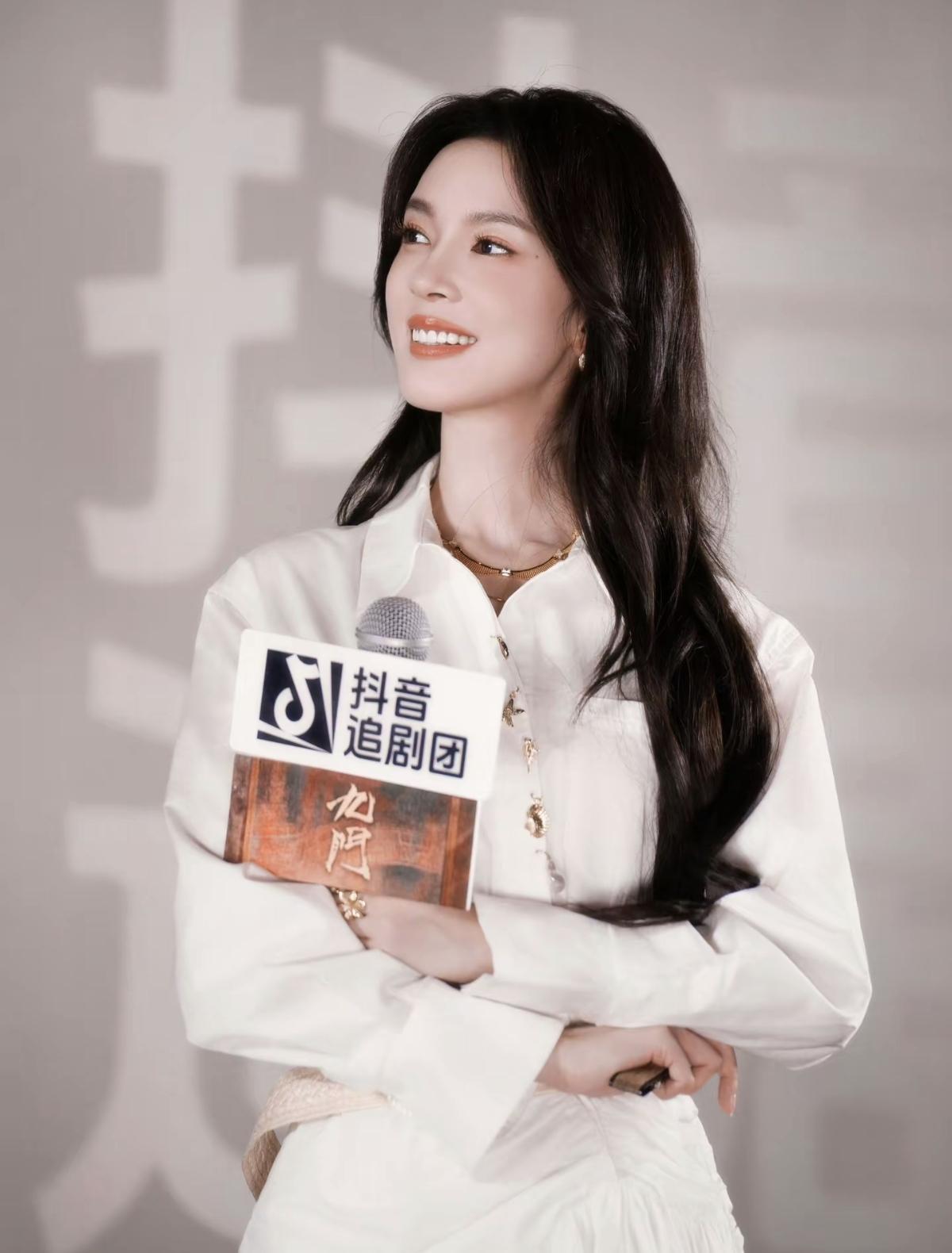 素白裙衫，一柄木扇，陈瑶在光影里抬手的瞬间，现代简约的穿搭里晕开一缕东方诗意，温
