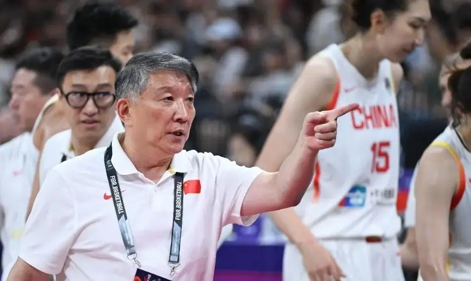 4月20日女篮集训拉开帷幕，韩旭李月汝铁定缺席，内线瞬间空虚战术崩盘，这下子国家