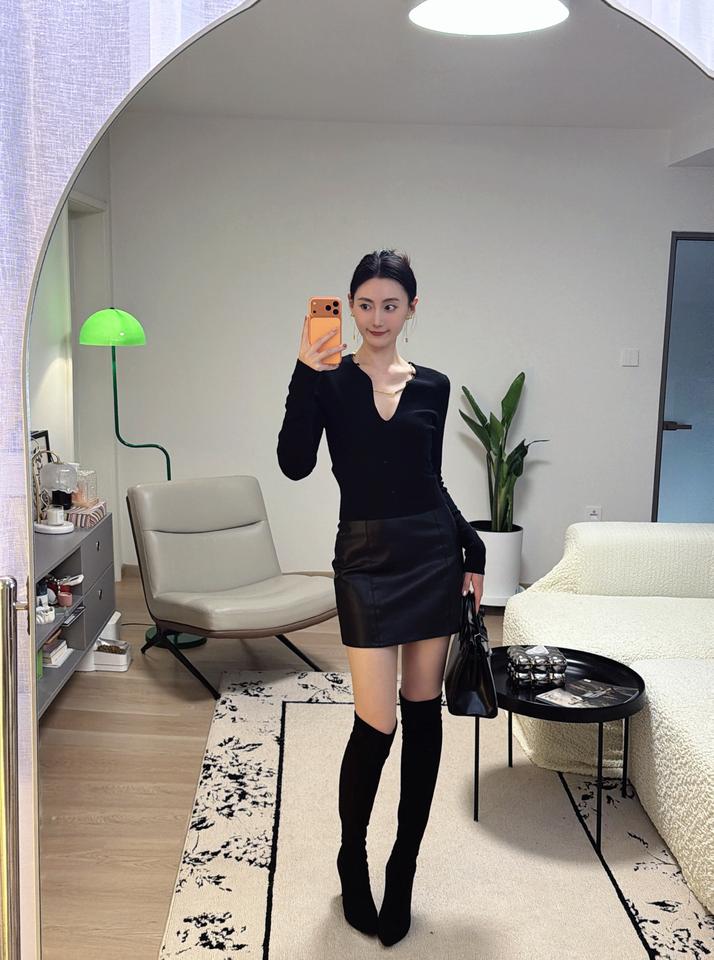 冬天少不了的氛围感单品！！👢|||这双过膝靴简直是“腿精制造机”！
绒面质感柔