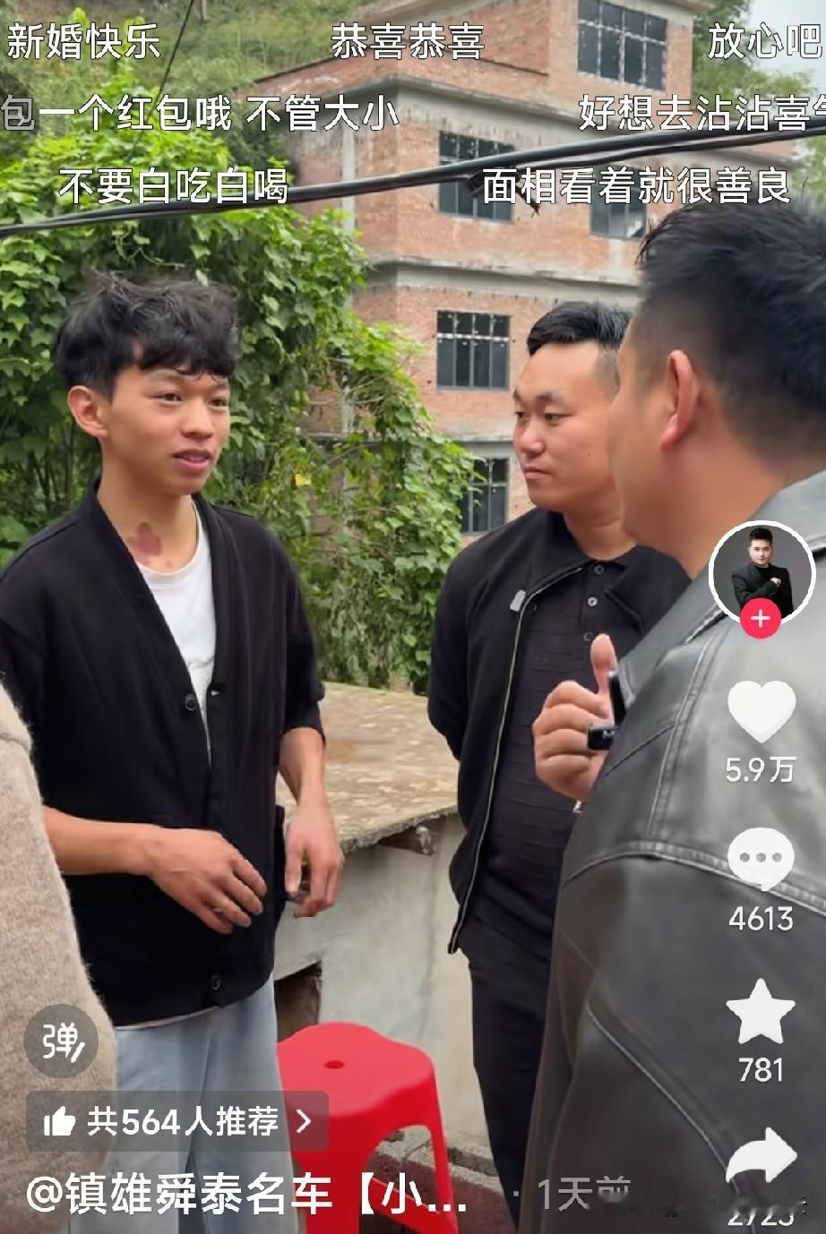 第一批网友已经去到小小徐家里了，这些网友都是带着礼物去的，有个开商店的网友给小小