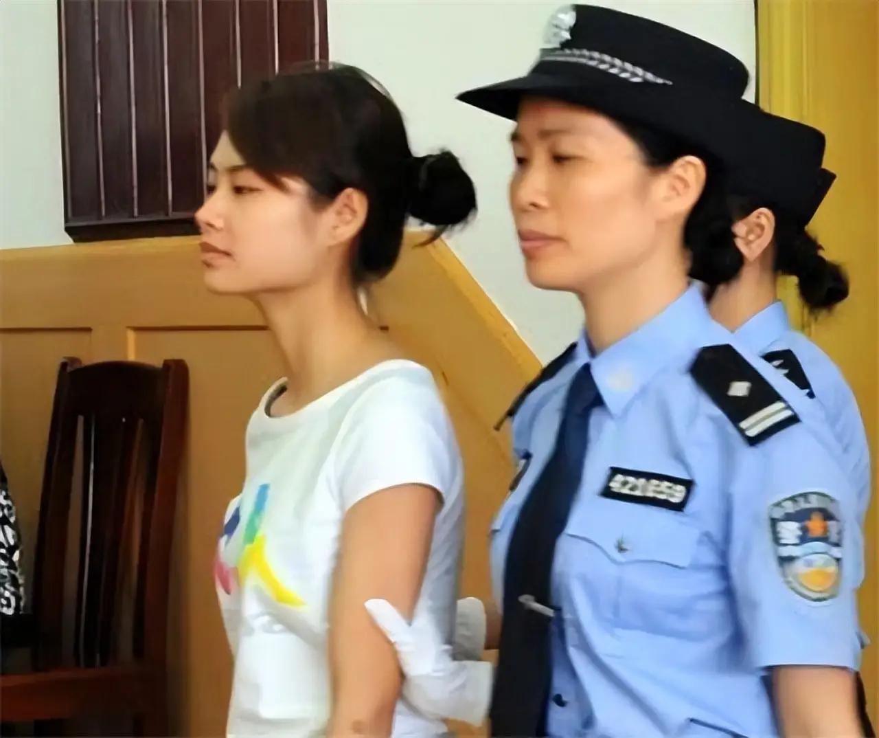 这是“烈女”邓玉娇法庭受审的照片，她面容清秀、高挑瘦弱，谁知她竟能反几名成年男子