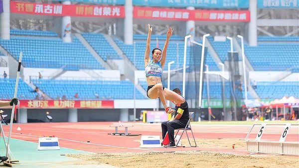 黄滢滢跳远6.76米创21年来全国最佳6月3日，福建选手黄滢滢在2026年全国田