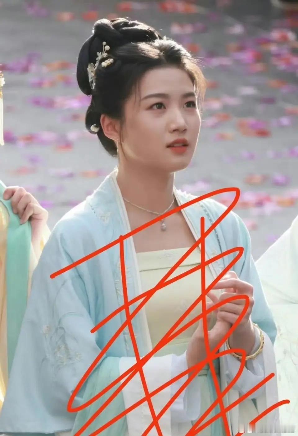 卢昱晓新剧造型感觉被女二碾压了 ​​​