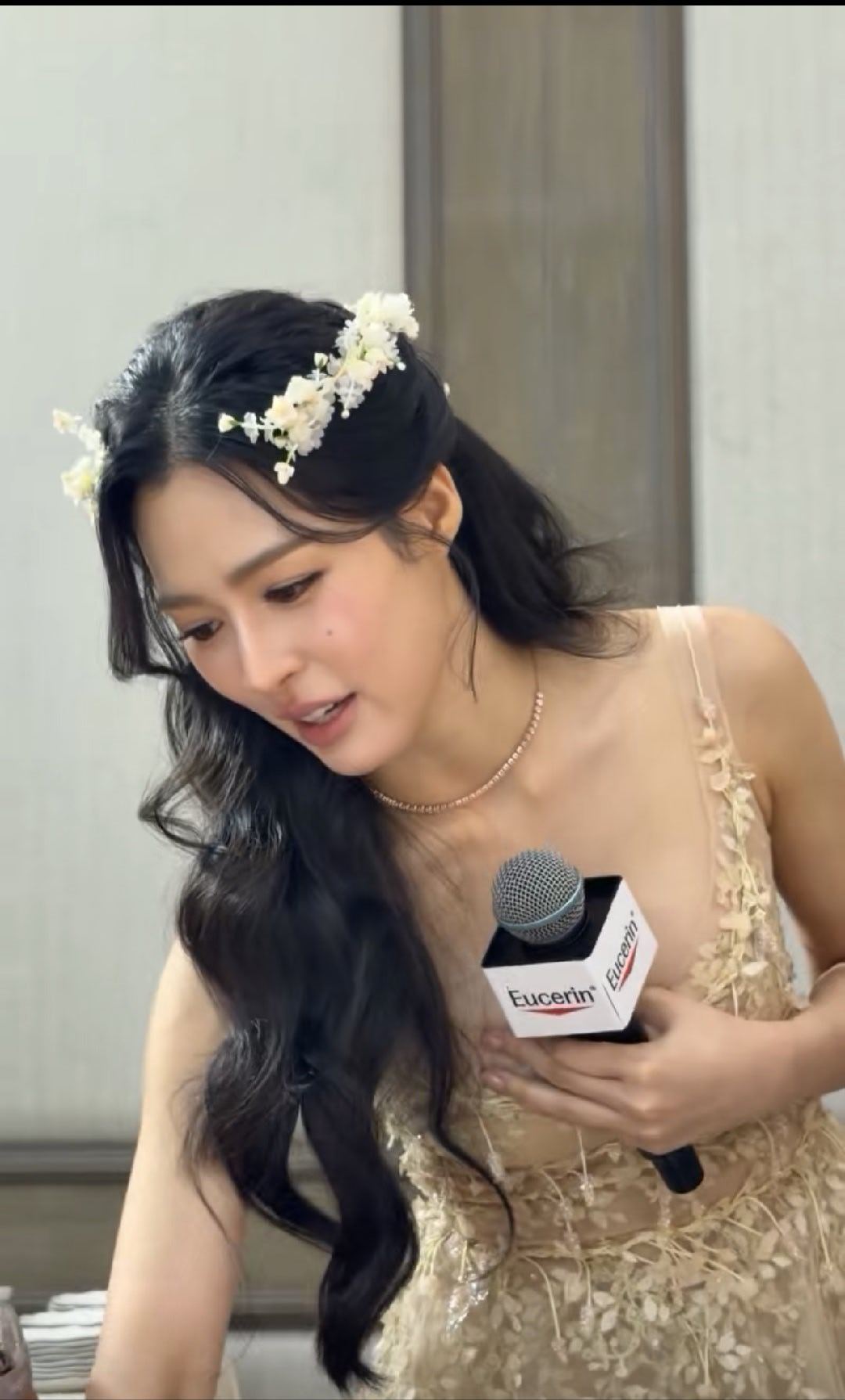 lingorm 来看转校生的文艺汇演，校霸有点不高兴。旁边的女生叫得跟猴子一样，