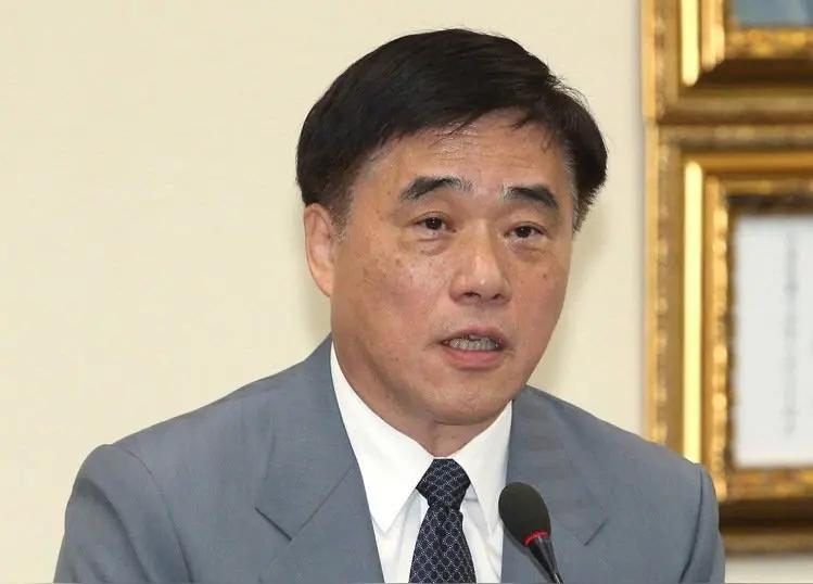 郝龙斌头脑发烧，竟然要跟张亚中一对一的辩论两岸问题与主张。

显然，郝龙斌为了挽