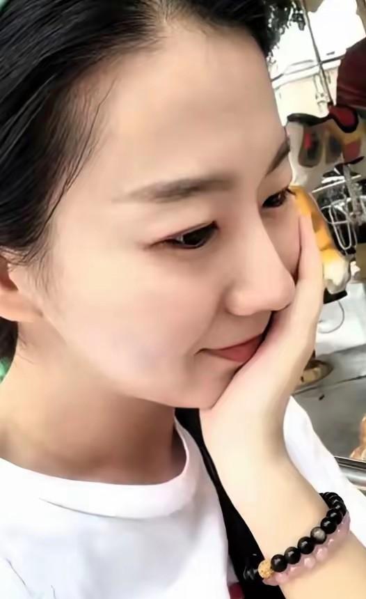 李丽婧给人的感觉很娴静，长得也好看。看面相就是知性温婉的女性，她说自己并不是博士