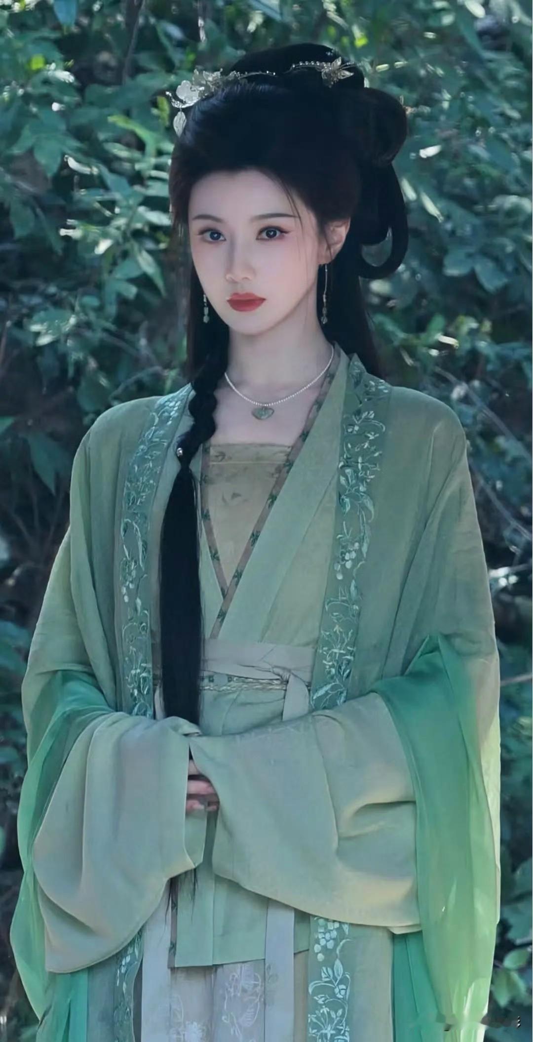 王鹤润在《豹隐南山》里造型惊艳，颜值气质直接拉满。反观她在《佳偶天成》担纲女主时